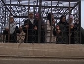 بالفيديو والصور.. إسلاميون متطرفون يأسرون عشرات السوريين داخل أقفاص حديدية