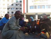 بالصور.. الأسر الأولى بالرعاية يتجمهرون أمام ديوان محافظة أسوان