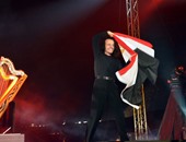 بالفيديو والصور.. "يانى" يتجاوب مع الجمهور ويرفع علم مصر تحت سفح الأهرامات