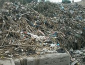 بالصور.. القمامة والمخلفات تغلق مصرفا مائيا بمركز السنطة بالغربية