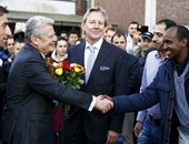 بالصور.. تصفيق وورود فى استقبال الرئيس الألمانى لدى زيارته لنزل لاجئين