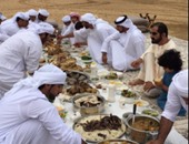حاكم دبى ينشر صورة له أثناء تناوله وجبة الغداء برفقة أسرته فى الصحراء