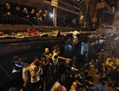 محتجون يقطعون طرقا داخل وخارج بيروت اعتراضا على إخلاء سبيل وزير أسبق