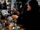 بالفيديو.. «غنية» تعمل «قهوجية» منذ 13عامًا: «مفيش زبون يقدر يرفع عينه معايا»