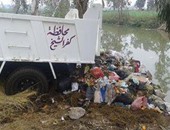 "صحافة المواطن" سيارة تابعة للمحليات بـ"كفر الشيخ" تلقى القمامة بمجرى مائى