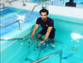 محمد صلاح يواصل العلاج الطبيعى فى "حوض سباحة"
