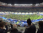 بالفيديو.. أرضية ملعب "دو فرانس" تمتلئ بالجماهير بعد سلسلة الانفجارات