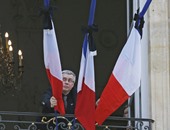 بالصور.. تنكيس أعلام قصر الإليزيه ووضع شارة سوداء حدادا على ضحايا باريس