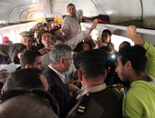 بالفيديو..  ركاب يعتلون أرفف الحقائب بقطار طنطا أثناء جولة وزير النقل