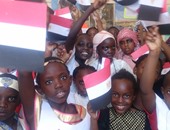 بالصور.. العلم المصرى يرفرف بين أيدى تلاميذ أوغندا