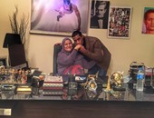 محمد رمضان ينشر صورة وهو يقبل يد والدته ويعلق: دي أمى وتاج راسى
