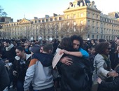 واشنطن بوست: الفرنسيون يتضامنون مع بلادهم ضد الإرهاب بتبادل الأحضان