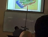 صحافة المواطن: أستاذ بعلوم المنوفية يستخدم "ممسحة" للإشارة للخرائط بالمحاضرة
