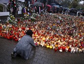 بالصور.. مواطنو العالم يضعون الزهور أمام السفارات الفرنسية لتخليد ذكرى ضحايا باريس