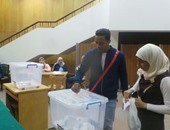 880 طالبا يدلون بأصواتهم الانتخابية فى "تجارة القاهرة"