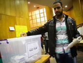 بالصور.. أمن جامعة عين شمس يمنع توزيع دعاية الانتخابات الطلابية بالحرم