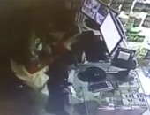 بالفيديو.. لص يقبل مصحفا أثناء سرقة خزنة بالسعودية