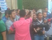 أمن جامعة القاهرة يفشل فى السيطرة على الطلاب والموظفين بمعرض الملابس
