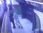 بالفيديو..عودة الإسلاموفوبيا لأوروبا.. بريطانى يدفع مسلمة أمام قطار بلندن