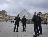 بالصور.. الشرطة الفرنسية تعزز إجراءات الأمن فى أنحاء باريس