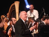 الموسيقار عمر خيرت يعزف أجمل مقطوعاته بحفل جامعة القاهرة