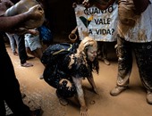 البرازيليون يحتجون بالطين ضد شركة فالى بسبب انهيار سد لمياه الصرف