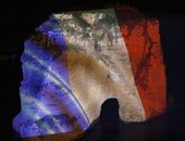 بالصور.. لبنان تضىء صخرة "الروشة" بألوان أعلام فرنسا للتضامن مع باريس