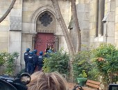 بالصور.. شرطة فرنسا تكسر باب كنيسة سان دونى وتنجح فى اقتحامها