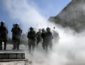 الشرطة اليونانية تطلق الغاز المسيل للدموع على محتجين أمام البرلمان