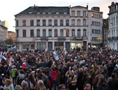 بالصور.. 2000 شخص يتجمعون لتأبين ضحايا باريس فى ضاحية "مولينبيك" ببلجيكا