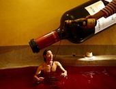 بالصور.. علاج جديد للجسم من النبيذ فى يوم "بوجوليه نوفو" فى طوكيو