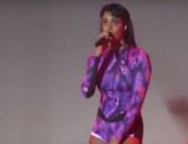 بالفيديو والصور.. سقوط Shy'm على الأرض بعد فشل قفزتها على جمهور حفلها