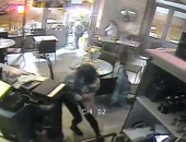 "ديلى ميل" تنشر فيديو لحظة هجوم "داعش" على المقهى بانفجارات باريس