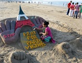 الفن رسالة.. امرأة هندية تنحت "صلّ لأجل باريس" على الرمال تضامنا مع فرنسا