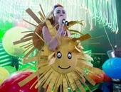 مايلى سايرس ترتدى "شمس مبتهجة" فى افتتاح جولة الترويج لألبومها الجديد