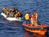بالفيديو .. خفر السواحل اليونانى يحاول إغراق زورق مهاجرين فى بحر إيجه