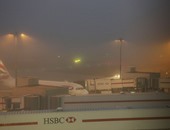 بالصور.. تعطل حركة الملاحة الجوية إثر استمرار الضباب على أنحاء واسعة من بريطانيا