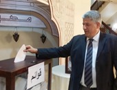 بالصور.. السفير المصرى لدى سلطنة عمان يدلى بصوته فى انتخابات البرلمان