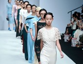 بالصور.. النقوش تميز تصاميم "لى كيوان" فى أسبوع الموضة الصينى