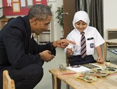 بالصور.. أوباما يداعب تلاميذ مدرسة بماليزيا قبل قمة "ايبك"