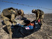 بالصور.. جمع متعلقات الضحايا من بين حطام الطائرة الروسية فى سيناء