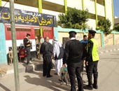 أنصار المرشحين ينقلون الناخبين بالسيارات للجان الانتخابية فى وسط سيناء