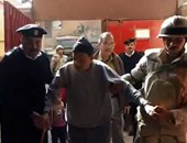 بالفيديو.. رجال الجيش والشرطة يساعدون كبار السن والمعاقين فى الوصول للجان الانتخابية بالجمالية