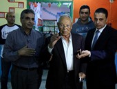 بالصور.. والد ساويرس يدلى بصوته بالانتخابات.. ويختار "فى حب مصر"