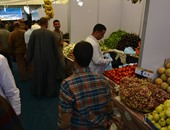 محافظ سوهاج يفتتح معرضا للمنتجات الغذائية بأسعار مخفضة