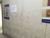 بالفيديو..ناخبون يلطخون حوائط الجامعة العمالية أسفل لافتة تحذر من مسح الحبر الفسفورى