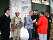 خبراء المفرقعات يفحصون السيارات المتواجدة بمحيط اللجان الانتخابية بالقاهرة