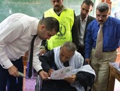 بالصور.. رئيس لجنة بشبين القناطر يساعد المسنين والمعاقين للإدلاء بصوتهم 
