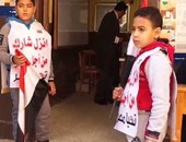 بالفيديو.. أطفال يرتدون لافتات بعلم مصر وصورة السيسى أمام إحدى لجان مصر الجديدة