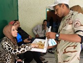 الجيش الثالث يوزع الهدايا على المواطنين فى ذكرى تحرير سيناء